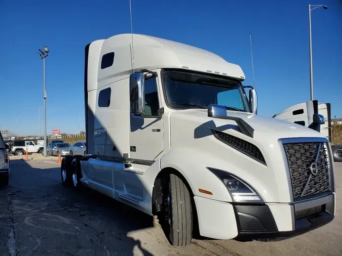 2021 VOLVO VNL64T760