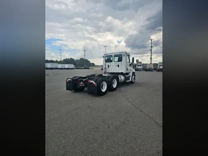 2016 FREIGHTLINER/MERCEDES CASCADIA 125