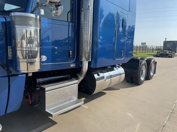2023 Peterbilt 389