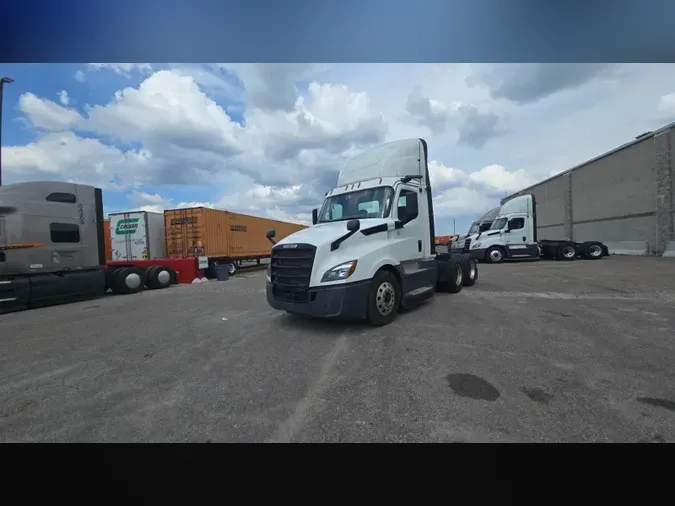 2020 Freightliner Cascadia 126