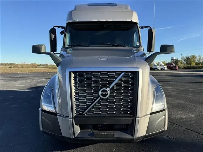 2021 VOLVO VNL64T760