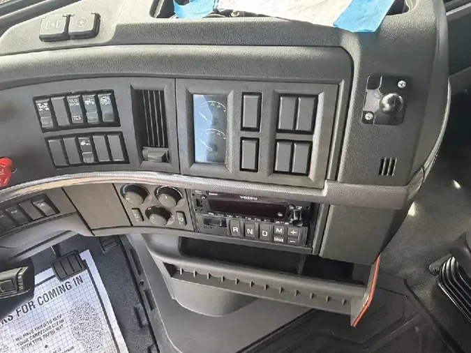 2023 VOLVO VNL64T760