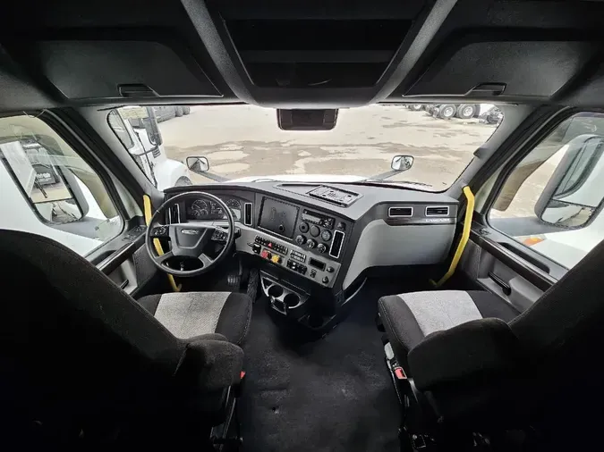 2021 FREIGHTLINER CASCADIA CA126