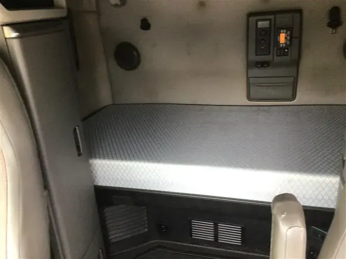 2022 VOLVO VNL760