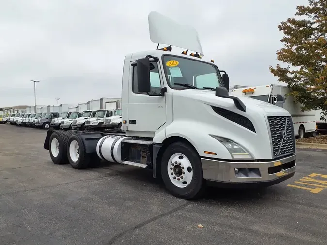 2019 VOLVO VNL64T-300