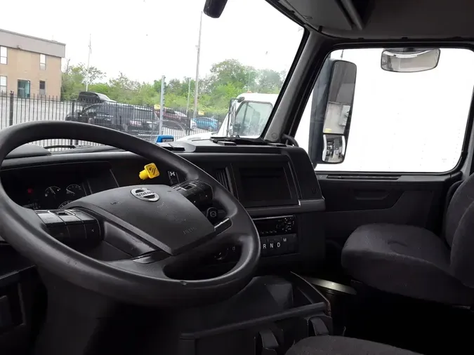 2019 VOLVO VNL64T-300