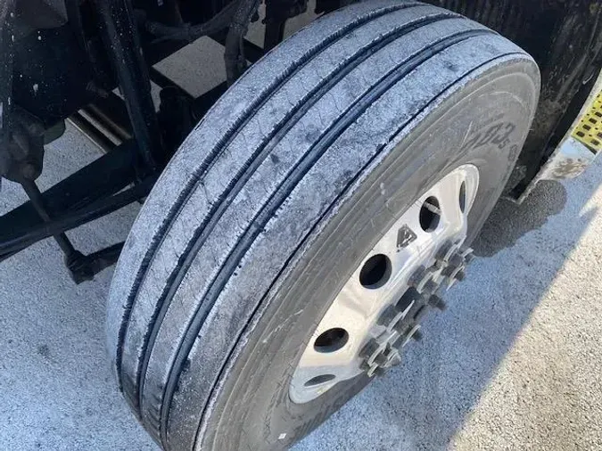 2023 Volvo VNR64T400