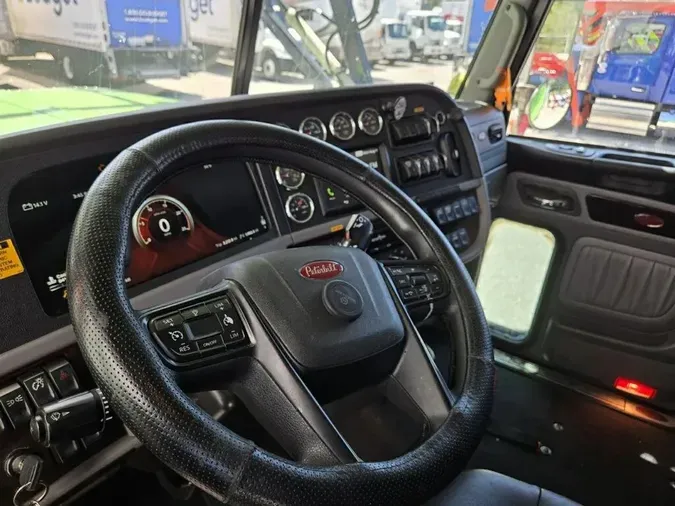 2022 Peterbilt 389