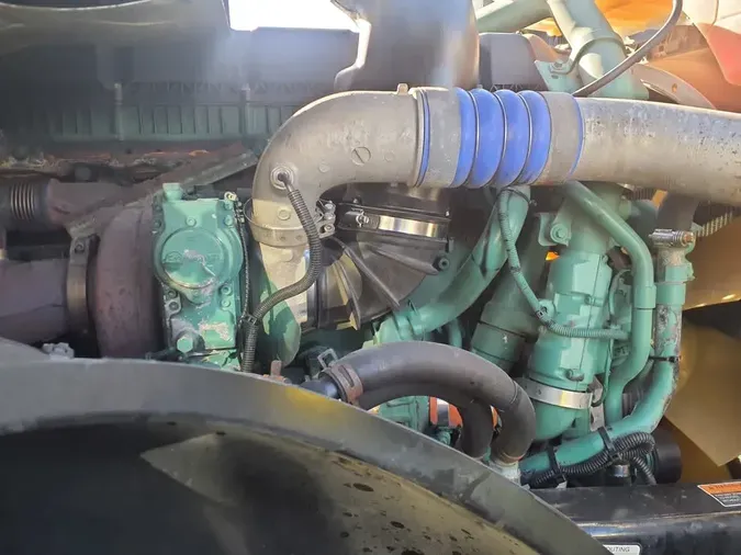 2019 VOLVO VNL64T-300