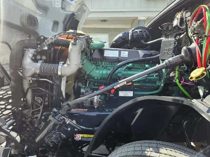 2020 VOLVO VNL64T740