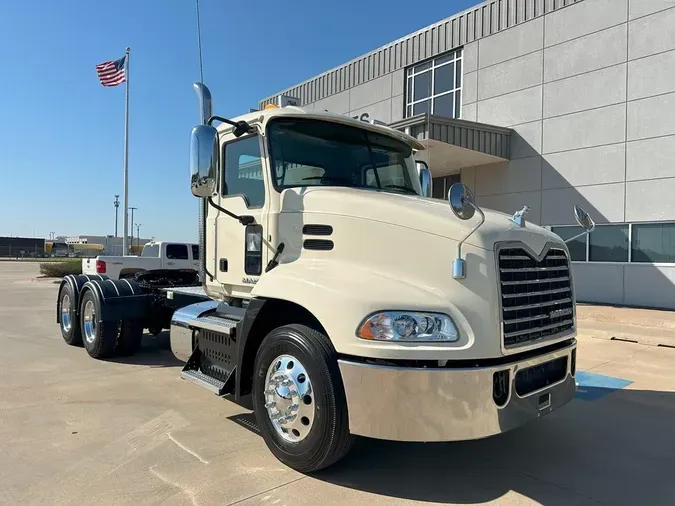 2017 MACK CXU613