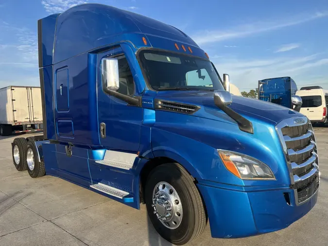 2020 Freightliner Cascadia 126