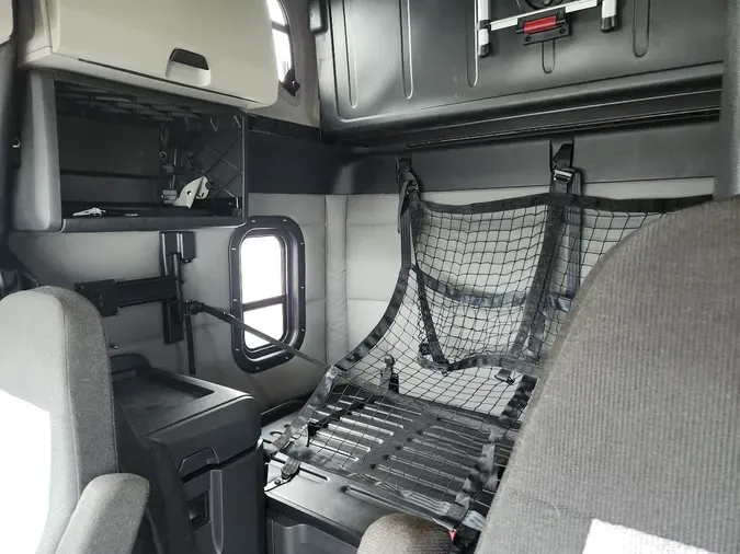 2021 FREIGHTLINER Cascadia 126