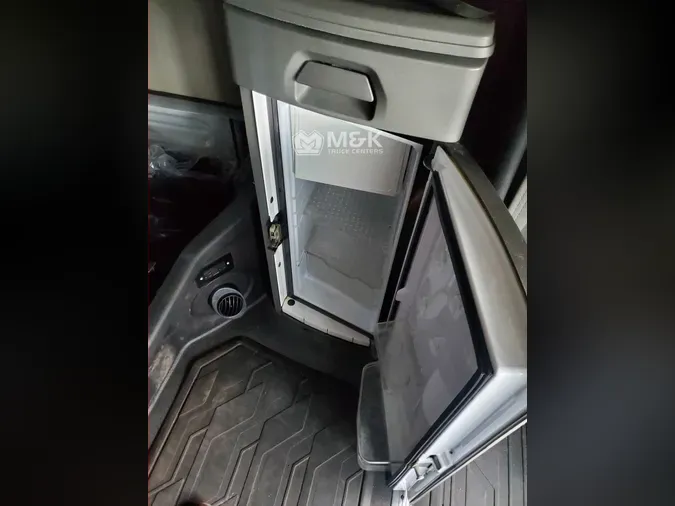 2021 VOLVO VNL64T740