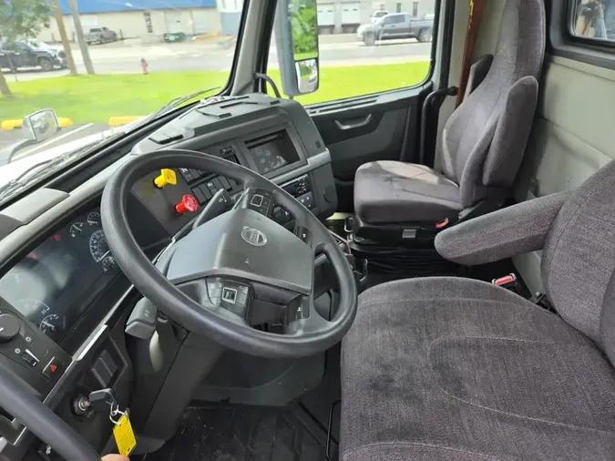 2019 VOLVO VNL64T-300