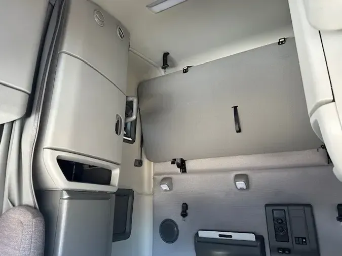 2019 VOLVO VNL64T760