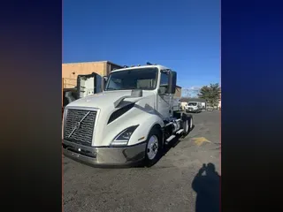 2019 VOLVO VNL64T-300
