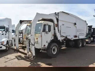 2011 PETERBILT 320