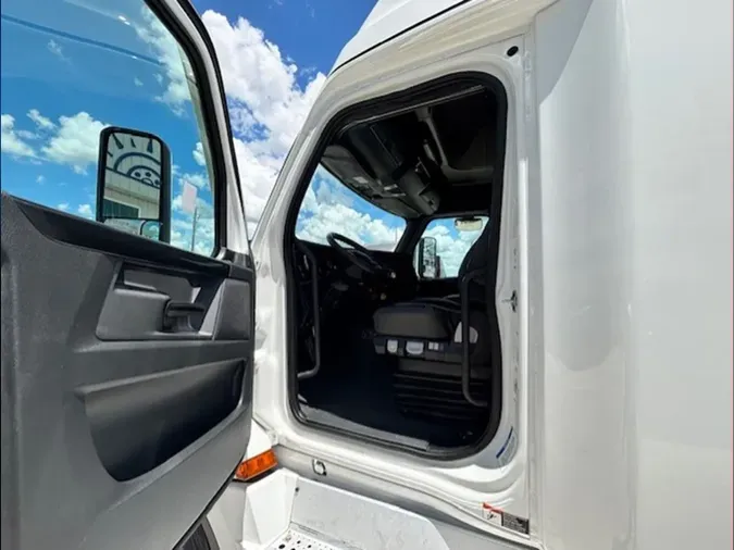 2023 Freightliner Cascadia 126