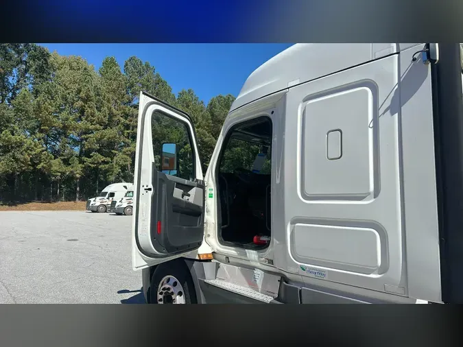 2020 Freightliner Cascadia 126