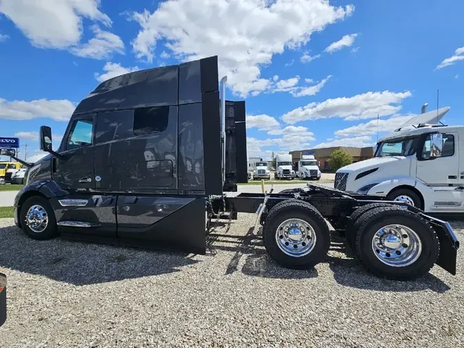 2025 VOLVO VNL64TV04
