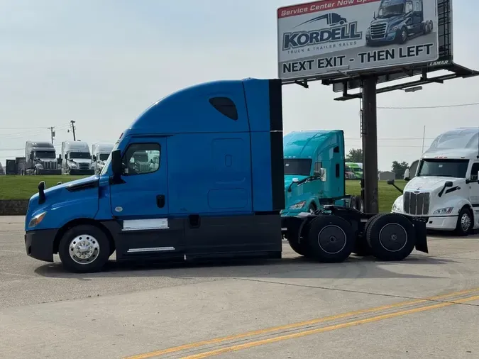 2022 FREIGHTLINER Cascadia 126