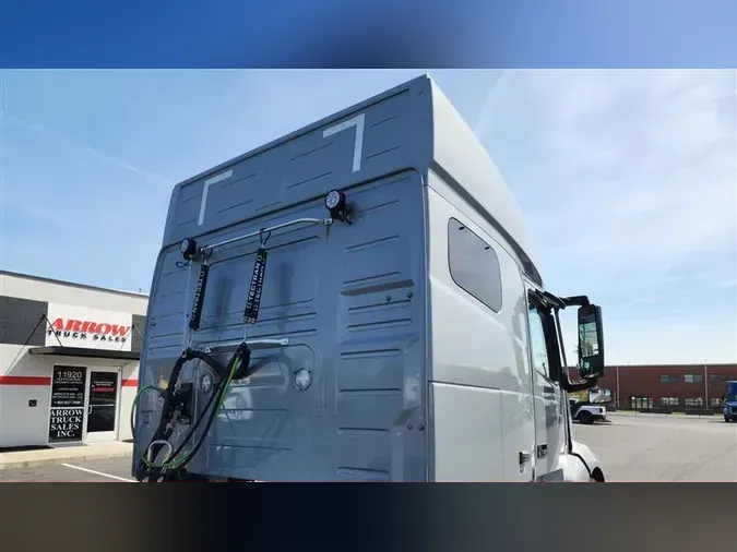 2022 VOLVO VNL740