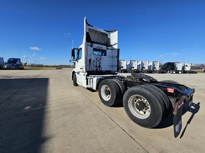 2021 VOLVO VNR64T300