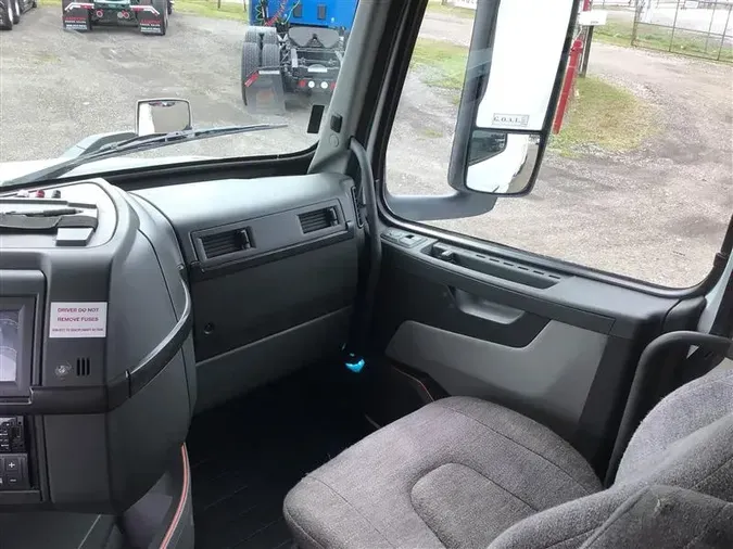 2021 VOLVO VNL740