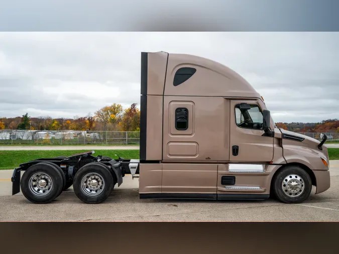 2021 FREIGHTLINER Cascadia 126