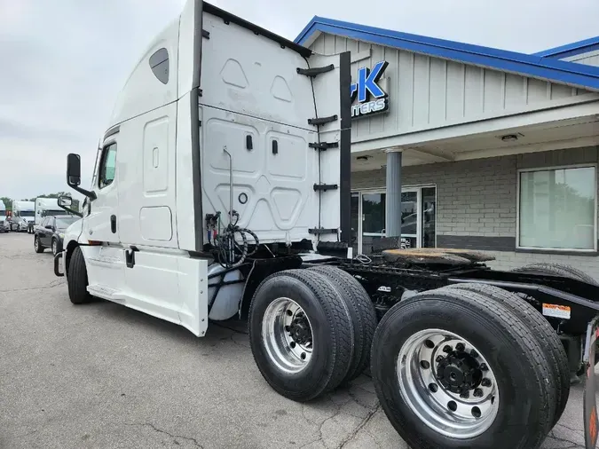 2021 FREIGHTLINER Cascadia 126
