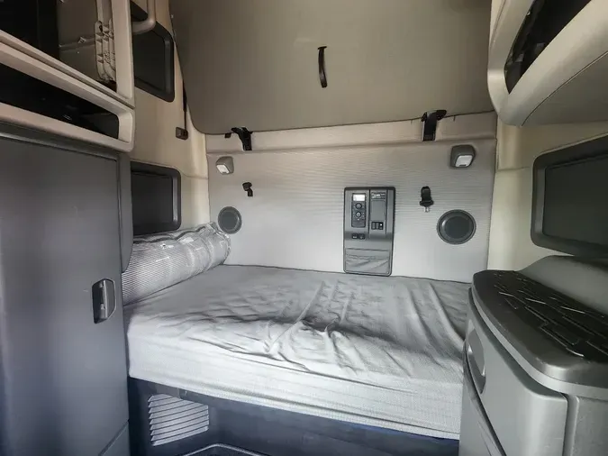 2025 VOLVO VNL64T760