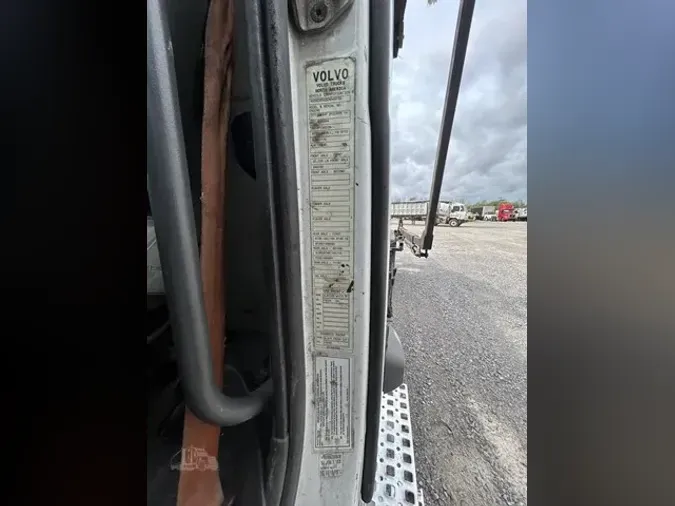 2012 VOLVO VHD64F200