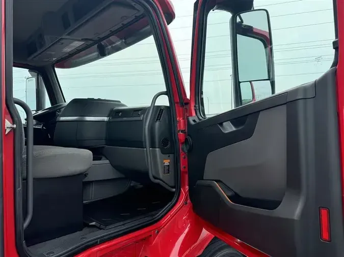 2020 VOLVO VNR300