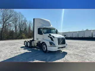 2015 Volvo VNL300