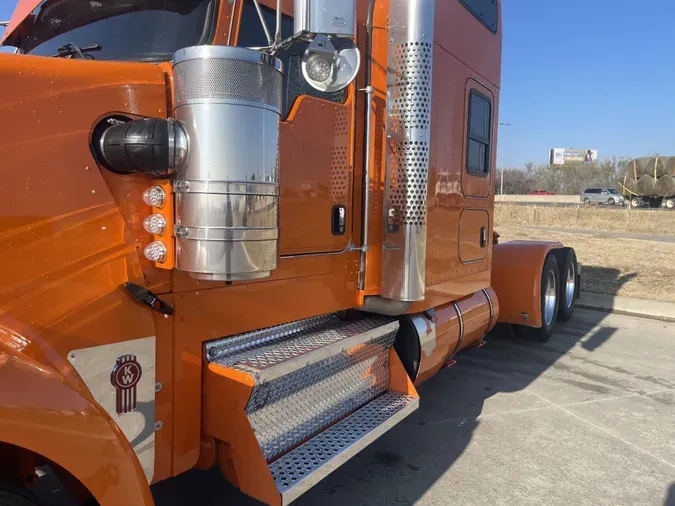 2022 Kenworth W900L