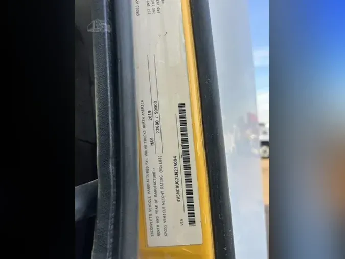 2020 VOLVO VNR64T300