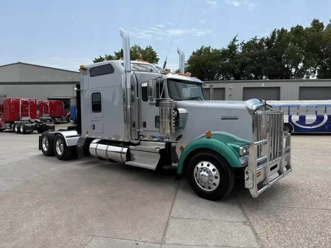 2020 Kenworth W900