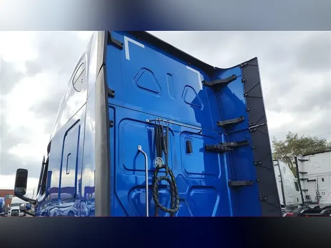 2021 FREIGHTLINER CA126