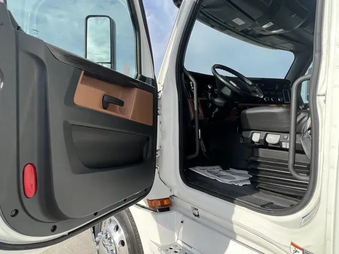 2020 Freightliner Cascadia 126