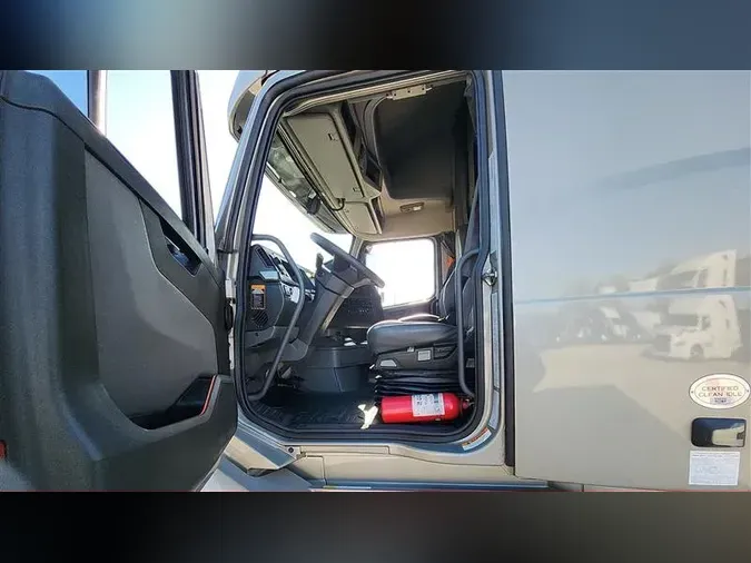 2022 VOLVO VNL760