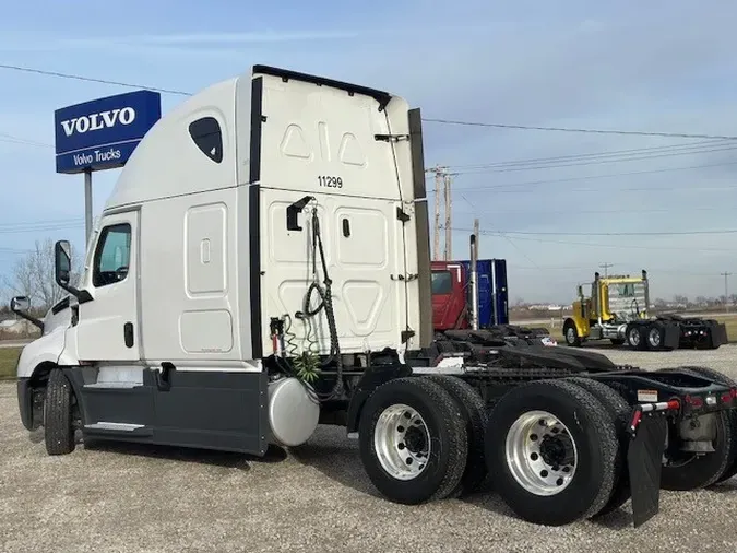 2021 FREIGHTLINER Cascadia 126