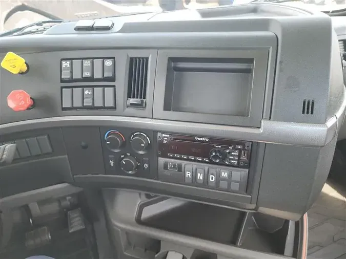 2020 VOLVO VNR300