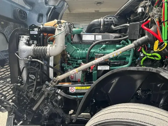 2023 VOLVO VNL64T760
