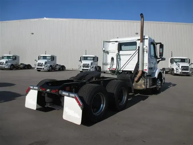 2022 VOLVO VNR64T300