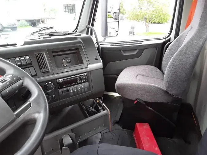 2019 VOLVO VNL64T-300