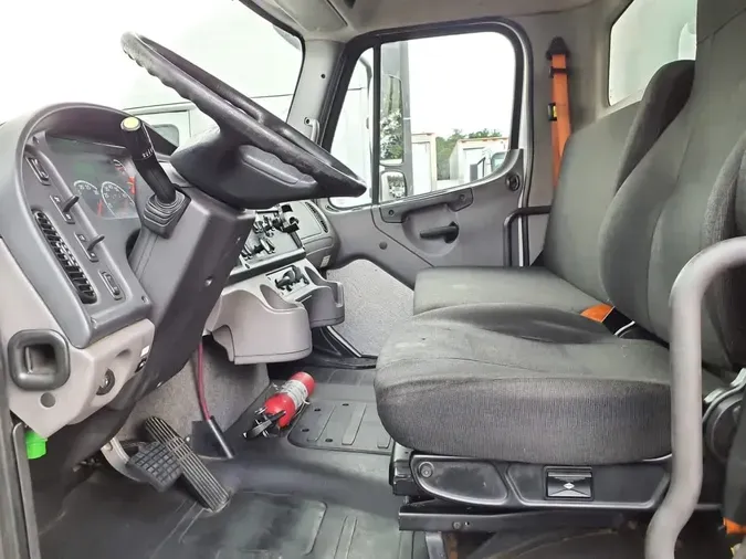 2018 FREIGHTLINER M2 106