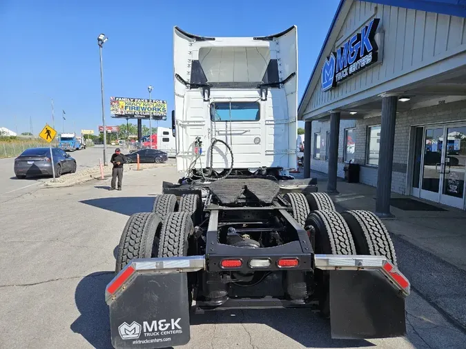 2019 VOLVO VNL64T300