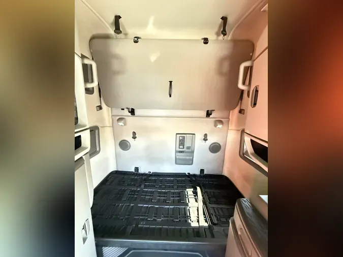 2019 VOLVO VNL64T760