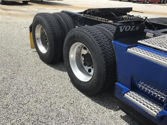 2021 VOLVO VNL760